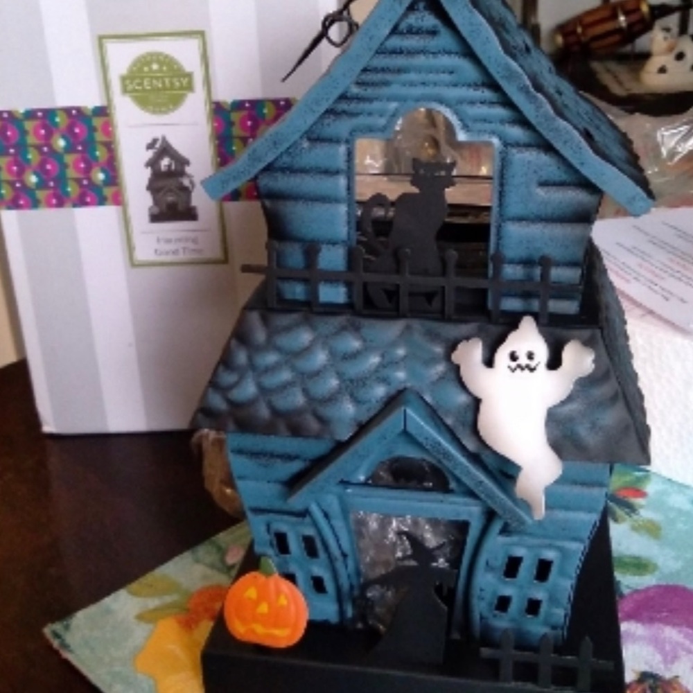 SCENTSY HAUNTED HOUSE WARMER